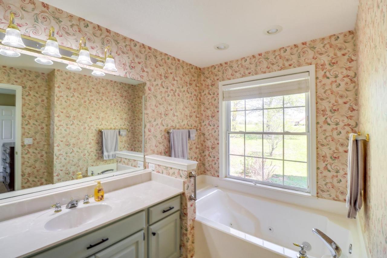 Charming Edgemont Home With Deck And Lake Views! Fairfield Bay Extérieur photo